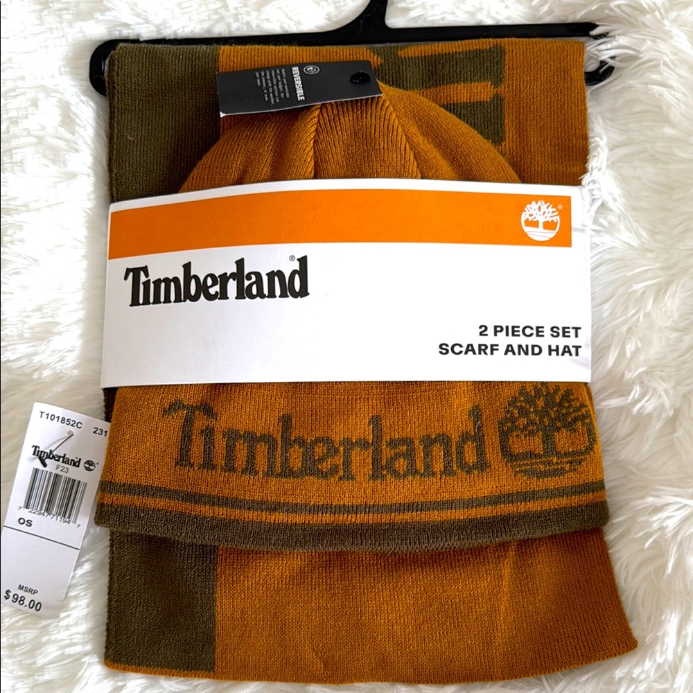 New Timberland 2 piece Men’s Logo Jacquard brown scarf/ hat set.  One size.